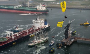 Protest Against Arctic Oil Shipment Rotterdam Protest gegen Oellieferung aus der Arktis in Rotterdam