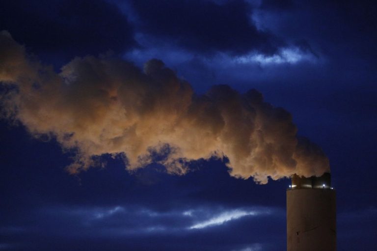 Canadian Political Battle Lines Drawn Over Carbon Pollution Policy